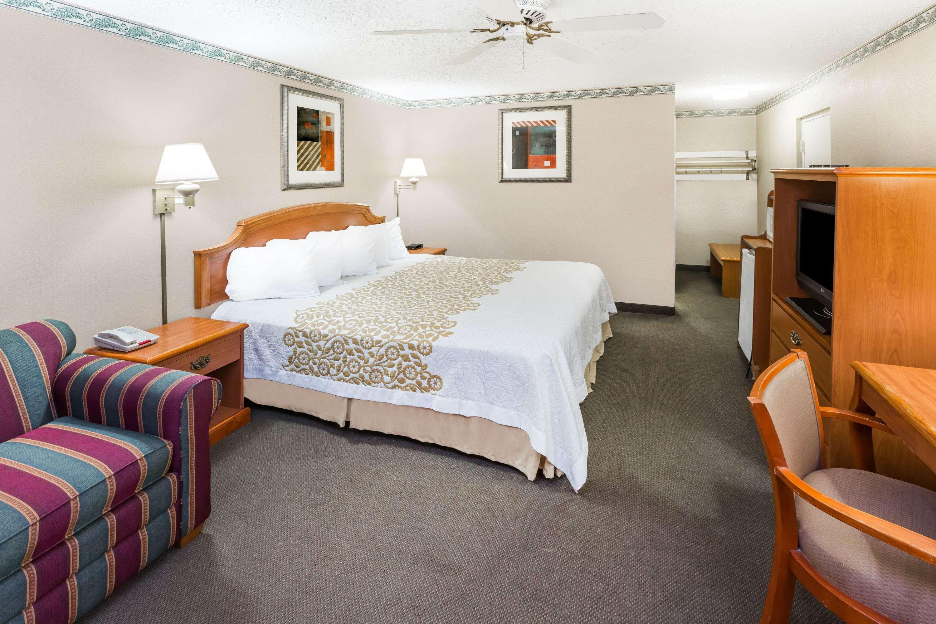 Days Inn By Wyndham Batesville Ngoại thất bức ảnh