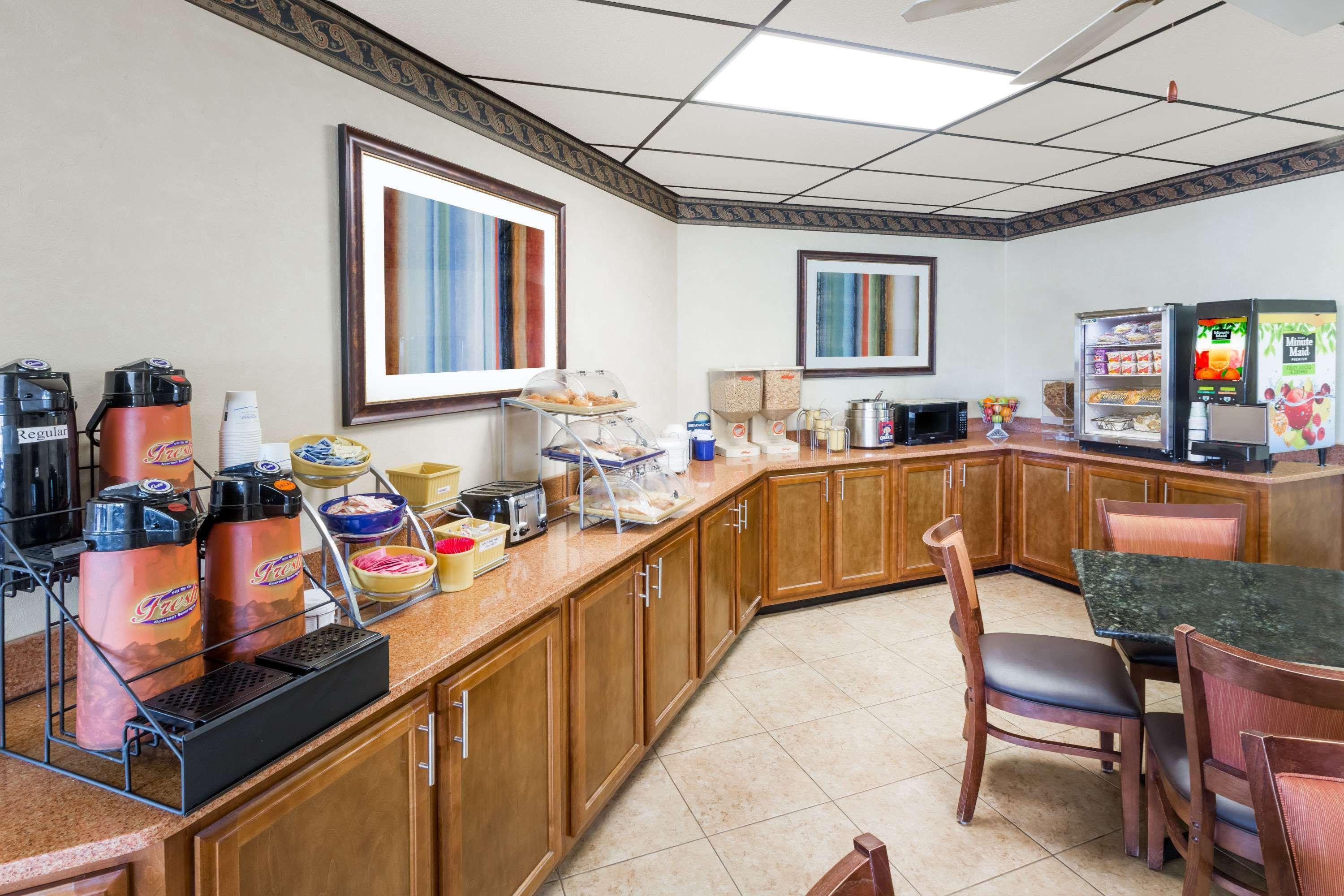 Days Inn By Wyndham Batesville Ngoại thất bức ảnh
